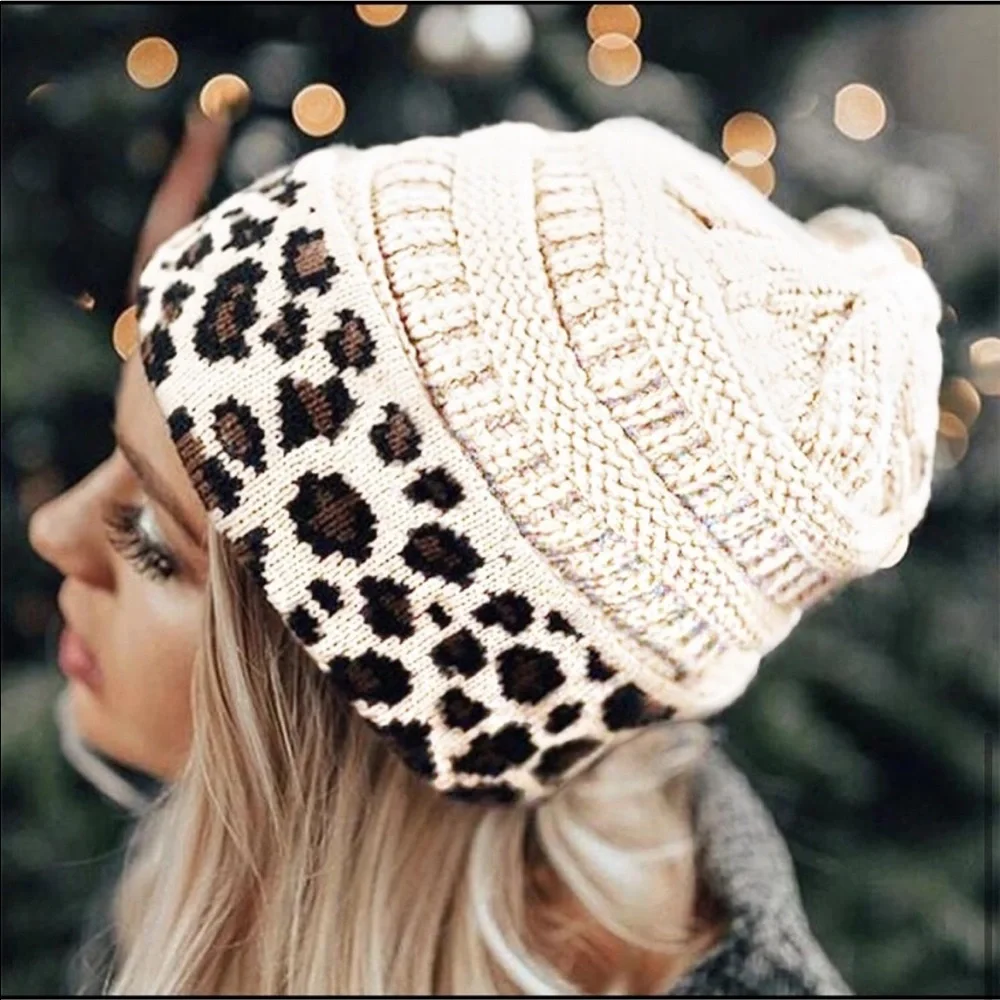 NWT Women’s Cuffed C.C. Beanie in Ivory Leopard - Picture 4 of 6